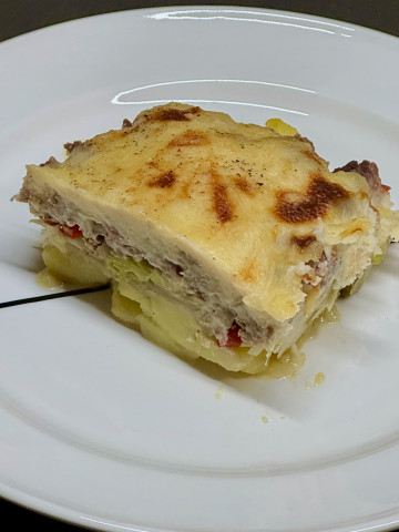 Brussels style chicory and leek gratin with ground beef
