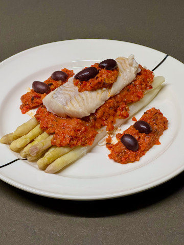 Steamed asparagus and pollock with a puree of bell pepper