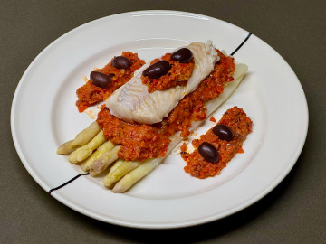 Steamed asparagus and pollock with bell pepper puree