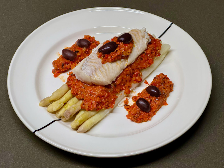 Steamed asparagus and pollock with bell pepper puree